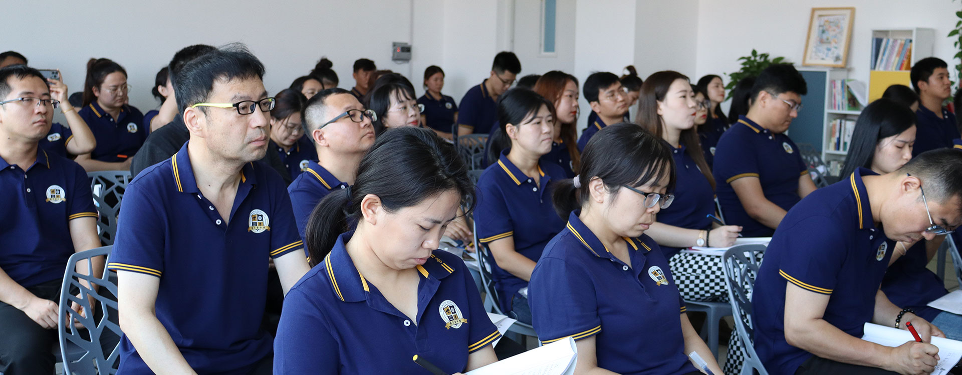 美女扒开骚逼给人操